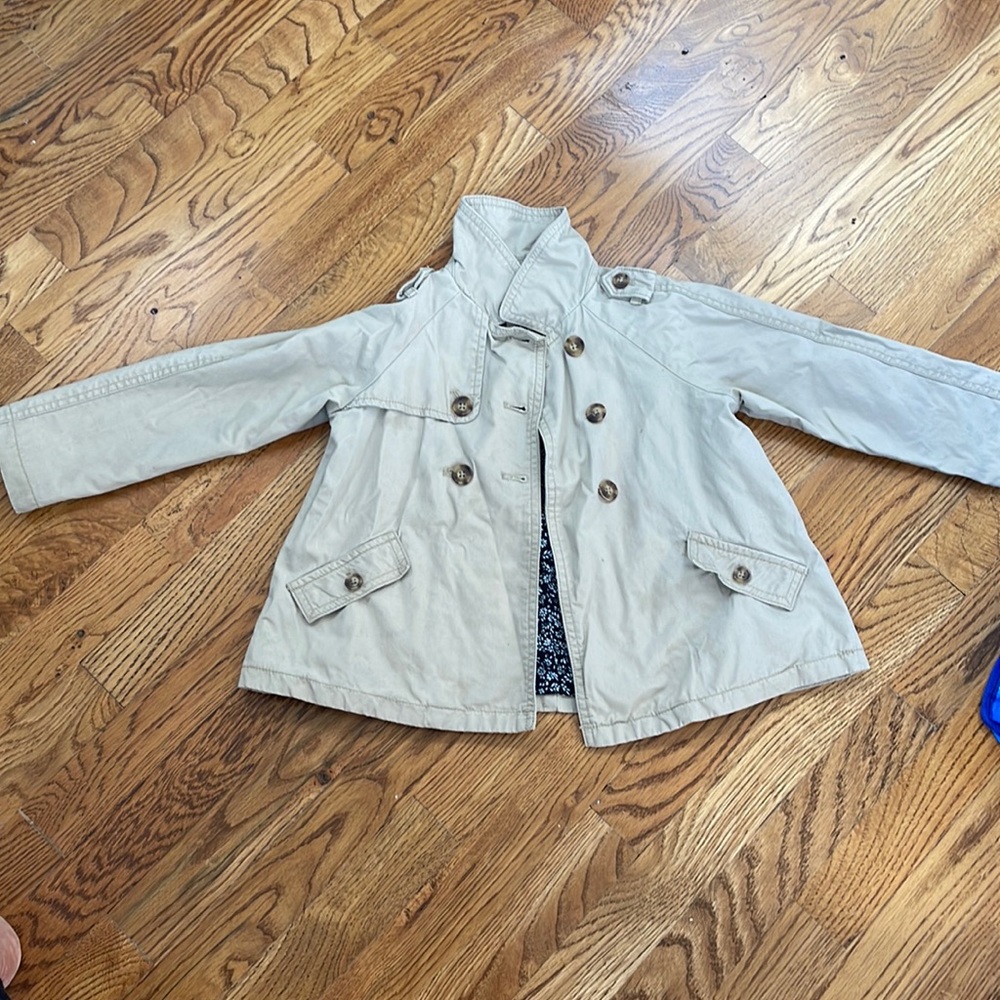 Gap cap trench khaki 5t small stains noted in pictures.
